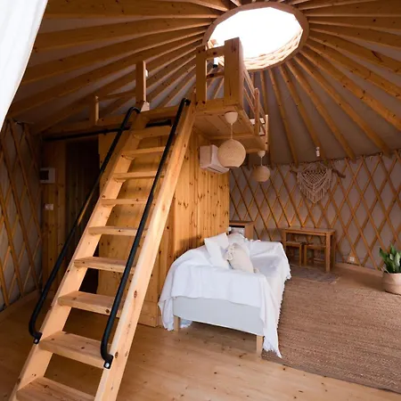 캠프장 Yurt Kalamaki Seaside Glamping 팀파키