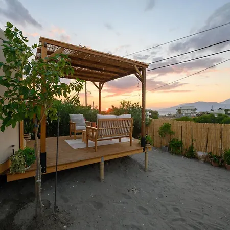 캠프장 Yurt Kalamaki Seaside Glamping 팀파키