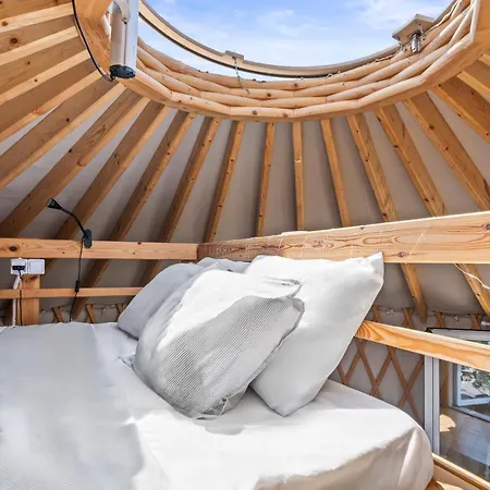 캠프장 Yurt Kalamaki Seaside Glamping 팀파키